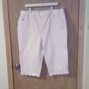 Elegant White Scalloped Capris